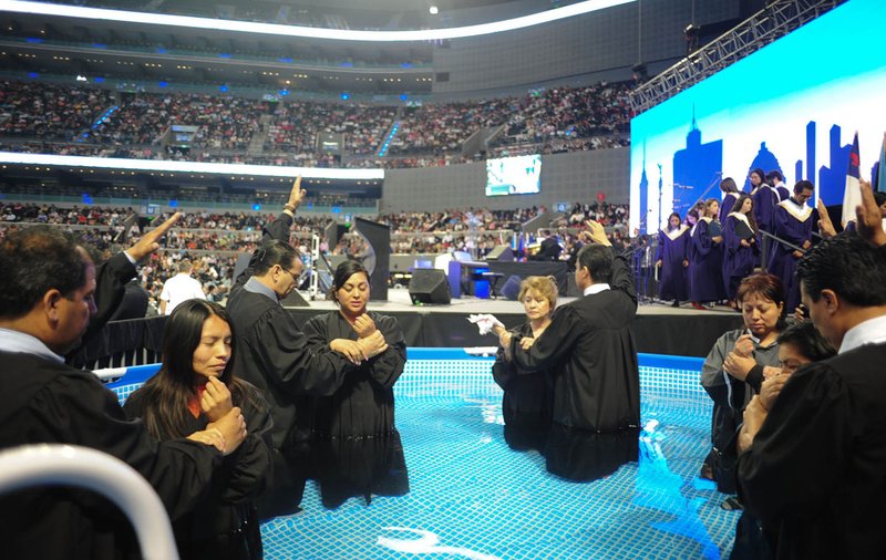 Крещение новых членов Церкви адвентистов седьмого дня в Мехико-Сити Арена